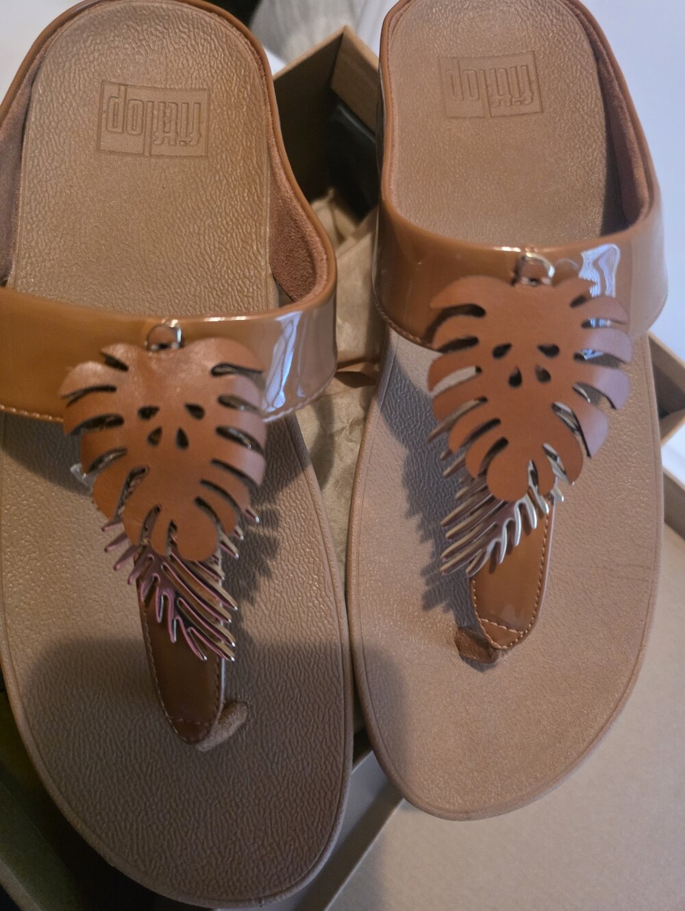 Womens FITFLOP Tropical Leaf Brown Patent Leather Thong Sandal Size 9